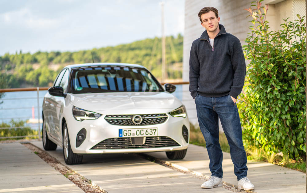 Jannis Niewöhner mit Opel