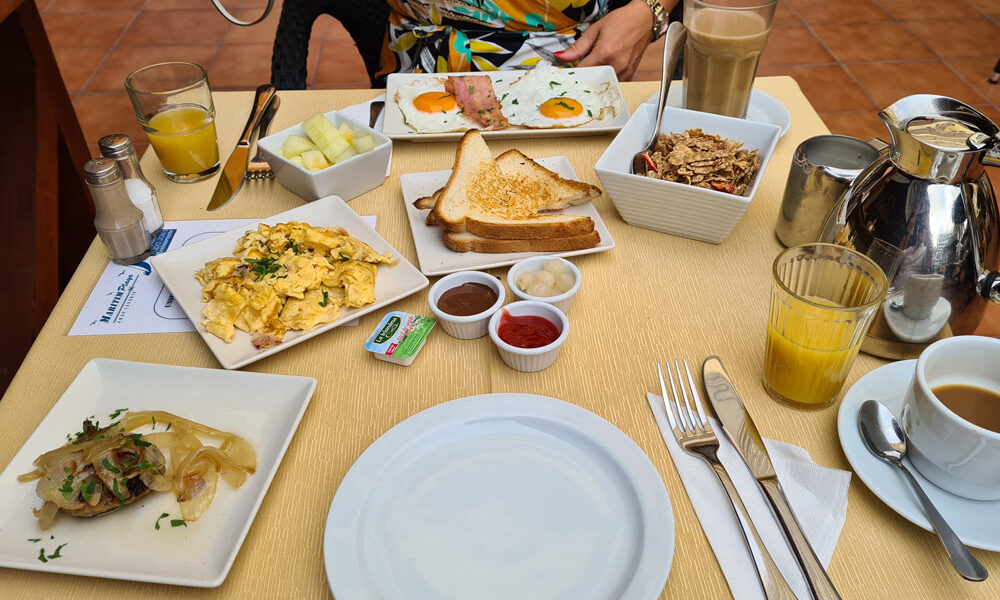 Maritim-Frühstück-am-Tisch