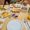 Maritim-Frühstück-am-Tisch
