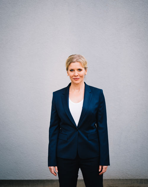 Eva-Habermann-vor-weisser-Wand