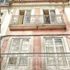 Hausfront in Gasse, Farbe Rosé