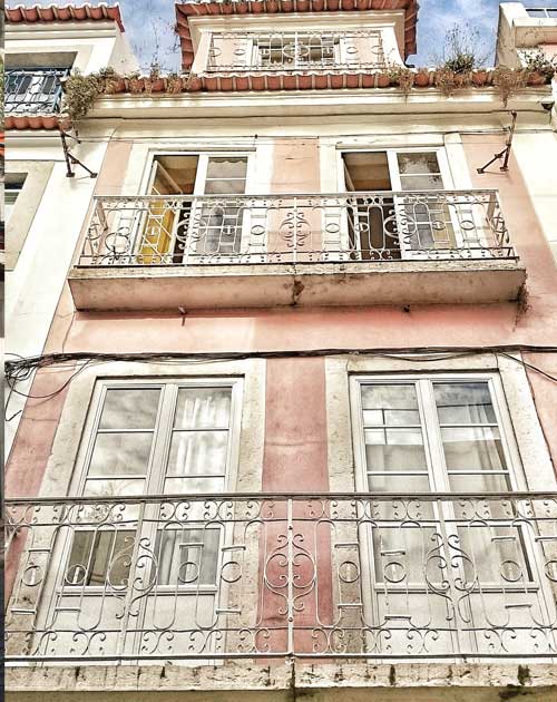 Hausfront in Gasse, Farbe Rosé