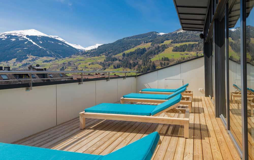 onnenterasse_mit_blick_auf_die_berglandschaft_hotel_blue_gastein